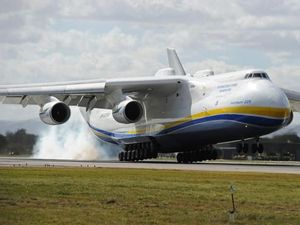 Lihat Lagi Pesawat Kargo Terbesar Antonov Mendarat di Yogyakarta Lihat Lagi Pesawat Kargo Terbesar Antonov Mendarat di Yogyakarta
