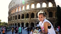 Sebagai seorang model, Josephine telah banyak mengunjungi tempat wisata di dunia. Salah satunya Colosseum di Roma, Italia. (Foto: (josephineskriver/Instagram)
