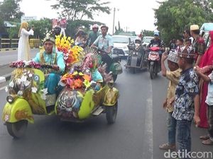 Unik! Bukan Mobil Mewah, Pengantin Ini Pakai Vespa Antik