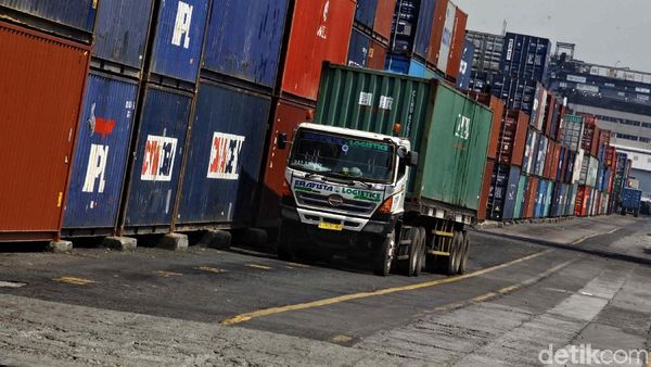 Rupiah Keok Lawan Dolar AS, Ekspor Impor Masih Jalan