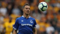 Posisi Phil Jagielka di skuat inti bakal terancam setelah diganjar hukuman kartu merah saat Everton melawan Wolverhampton Wanderers. Usai kembali dari hukuman tiga laga, dia harus bisa mencuri perhatian manajer Marco Silva yang kini memilih Kurt Zouma dan Yerry Mina. (Foto: David Rogers/Getty Images)