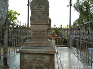 Asal-usul Makam Gantung di Blitar yang Bikin Penasaran Asal-usul Makam Gantung di Blitar yang Bikin Penasaran