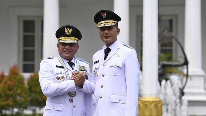 Gubernur Sumatera Barat Edy Rahmayadi (kiri) bersama Wakil Gubernur Musa Rajekshah (kanan) melakukan salam komando usai pelantikan di Istana Negara, Jakarta, Rabu (5/9). Presiden melantik sembilan gubernur dan wakil gubernur hasil Pilkada serentak 2018, yaitu Papua, NTT, Jawa Tengah, Sumatera Utara, Bali, Jawa Barat, Kalimantan Barat, Sulawesi Selatan, dan Sulawesi Tenggara. ANTARA FOTO/Puspa Perwitasari/aww/18.