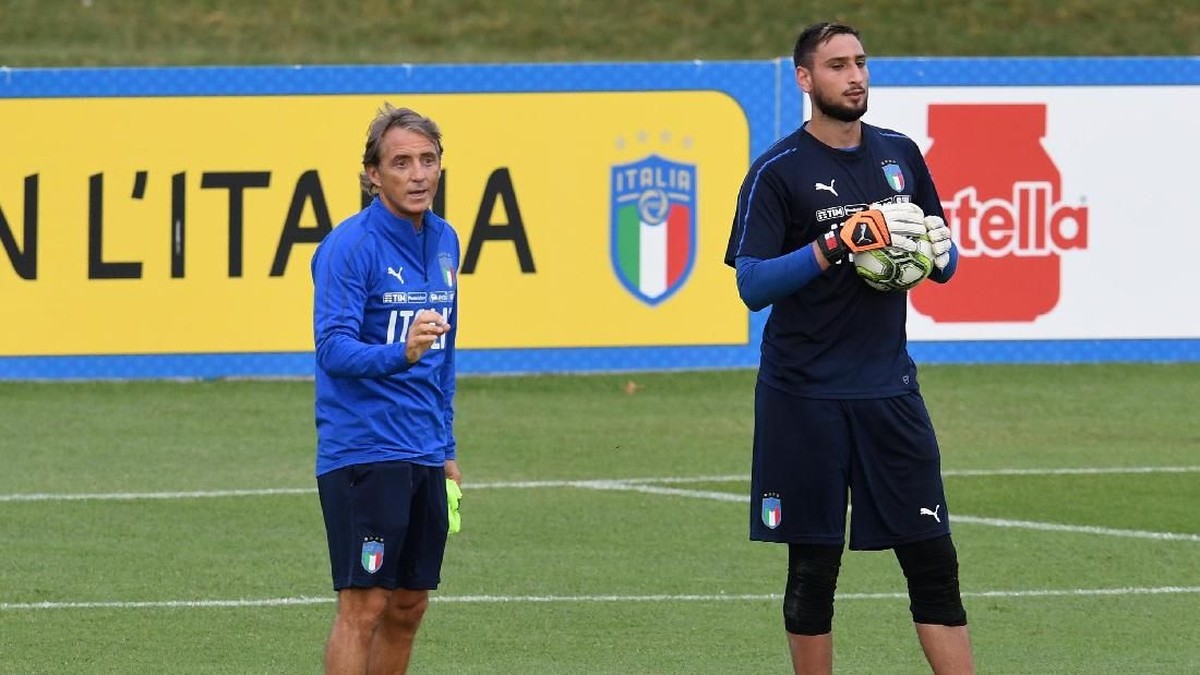 Roberto Mancini memberikan suasana berbeda di sesi latihan Timnas Italia (Claudio Villa/Getty Images)