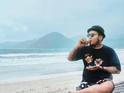 Lolos Dari Maut, Begini Gaya Kulineran Si Nyentrik Erix Soekamti