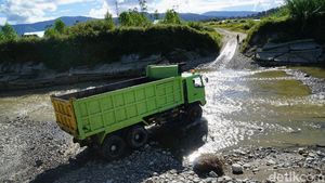 Foto: Perjuangan Pedagang Pegaf, Masuk Jurang Hingga Ditembak