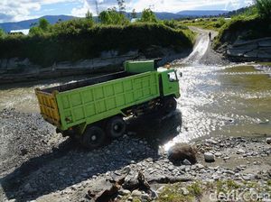 Foto: Perjuangan Pedagang Pegaf, Masuk Jurang Hingga Ditembak
