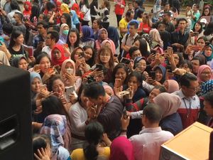 Hihi... Jojo Meringis Kesakitan Dicubit Emak-emak Gemas