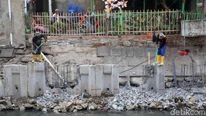 Pemasangan Turap Kali Grogol Ditargetkan Rampung Akhir Tahun Ini