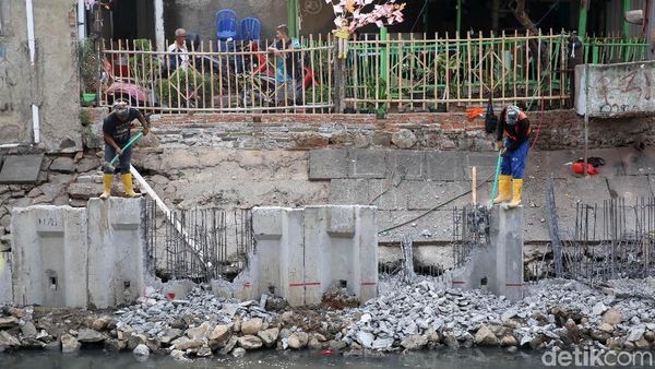 Pemasangan Turap Kali Grogol Ditargetkan Rampung Akhir Tahun Ini