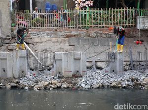 Pemasangan Turap Kali Grogol Ditargetkan Rampung Akhir Tahun Ini Pemasangan Turap Kali Grogol Ditargetkan Rampung Akhir Tahun Ini