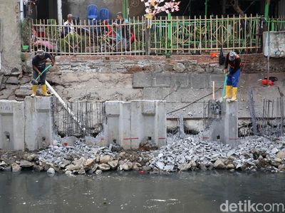 Pemasangan Turap Kali Grogol Ditargetkan Rampung Akhir Tahun Ini