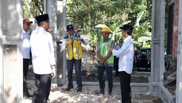 Saat Jokowi Blusukan ke Proyek Rumah Tahan Gempa di Lombok