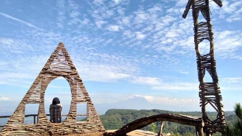 Menara pandang di Bukit Lintang Sewu (Nuha Dzakirah/dtraveler) Menara pandang di Bukit Lintang Sewu (Nuha Dzakirah/dtraveler)