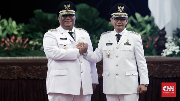 Gubernur dan wakil gubernur Sulawesi Tenggara, Ali Mazi (kiri) dan Lukman Abunawas, usai dilantik Presiden Joko Widodo di Istana Negara, Jakarta, Rabu, 5 September 2018. CNNIndonesia/Safir Makki