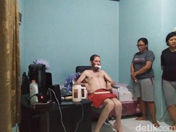 Bule Lumpuh Ini Tak Diurus Kedubes AS dan Bakal Diusir dari Kos