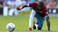 Musim ini Pedro Obiang kehilangan tempatnya di West Ham. Manuel Pellegrini lebih memilih Carlos Sanchez dan Jack Wilshere di lini tengah. (Foto: Stephen Pond/Getty Images)