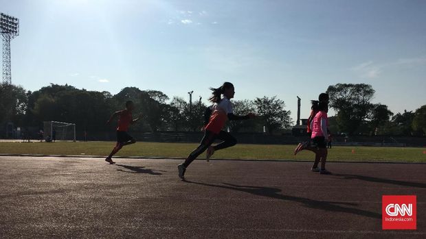 Susan Unggu (kanan) terus berlari meski tidak bisa melihat demi emas Asian Para Games 2018. (