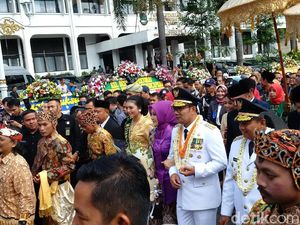 Hadiri Sertijab di Gedung Sate, Ridwan Kamil-Uu Disambut Longser Hadiri Sertijab di Gedung Sate, Ridwan Kamil-Uu Disambut Longser