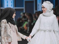 Gaya Kartika Putri Pakai Baju Pengantin Hijab, Bikin Pangling