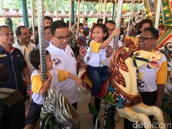 Saat Anies Temani Anak Panti Sosial Naik Kuda-kudaan di Dufan