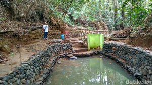 Foto: Ritual Lempar Celana Dalam yang Aneh di Ciamis