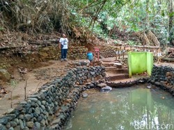 Lempar Celana Dalam Jadi Ritual Buang Sial di Ciamis