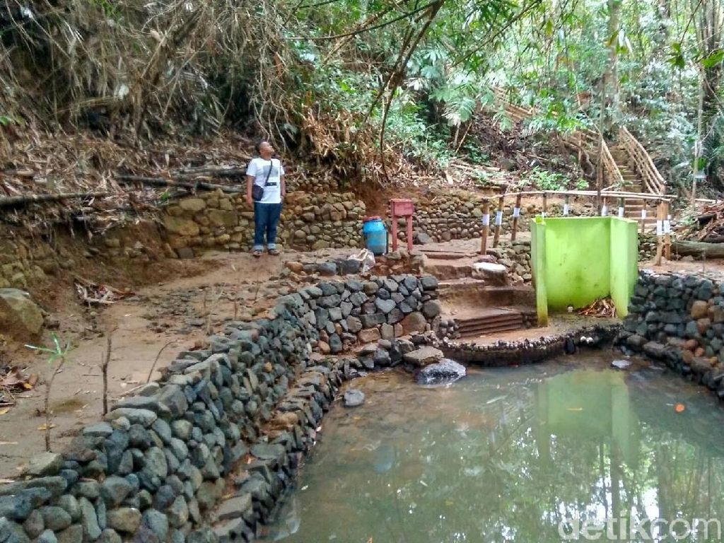 Foto: Ritual Lempar Celana Dalam yang Aneh di Ciamis Foto: Ritual Lempar Celana Dalam yang Aneh di Ciamis