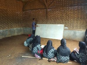 MTs Swasta di Banten Ini Belajar dengan Duduk di Tanah