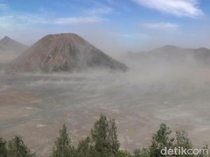 Badai Pasir di Bromo Diperkirakan Hingga Sepekan ke Depan Badai Pasir di Bromo Diperkirakan Hingga Sepekan ke Depan