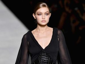 Bertaburan Bintang, Show Koleksi Tom Ford Buka New York Fashion Week