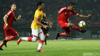 Para pemain Persija melancarkan serangan.