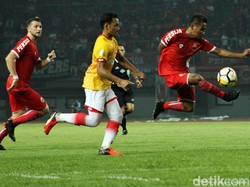 Para pemain Persija melancarkan serangan.