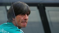 Turut disorot adalah sang pelatih Joachim Loew. Belum lama ini Loew mengaku dirinya sebagian bertanggung jawab atas tersingkirnya Jerman di fase grup Piala Dunia. Salah satu kesalahan Loew adalah enggan mengganti taktik. (Foto: Michael Dalder/Reuters)