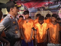 Polisi Tangkap Belasan Anggota Geng Motor Bercelurit di Cengkareng