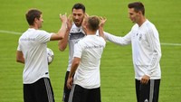 Meski demikian, latihan Jerman tidak lantas tegang melulu. Bek tengah Mats Hummels bercanda dengan Joshua Kimmich, Niklas Suele dan Thomas Mueller.  (Foto: Christof Stache/AFP Photo)