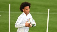 Leroy Sane kembali dipanggil masuk skuat setelah ditinggalkan di Piala Dunia. Pencoretan Sane mengundang kritik lantaran si pemain tampil impresif di level klub untuk mengantar Manchester City memenangi Premier League 2017/18 dengan rekor 100 poin. (Foto: Andreas Gebert/Reuters)