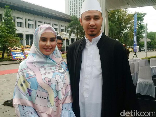 Gaya Hijab Kartika Putri dan 4 Artis Lainnya yang Dinikahi Ustaz