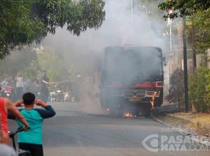 Metromini Berisi 7 Penumpang Terbakar di Cilandak Akibat Korsleting Metromini Berisi 7 Penumpang Terbakar di Cilandak Akibat Korsleting