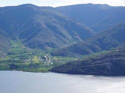 Di Papua Barat, Jokowi Terpesona Danau di Atas Gunung