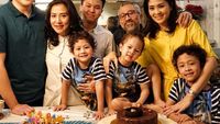 Cantik Menawan, Ini Istri Lukman Sardi Saat Kulineran Bareng Teman