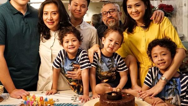 Cantik Menawan, Ini Istri Lukman Sardi Saat Kulineran Bareng Teman