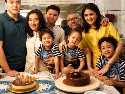 Cantik Menawan, Ini Istri Lukman Sardi Saat Kulineran Bareng Teman