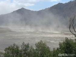 Bromo Lagi Diterjang Badai Pasir, Pakai Masker Ya!