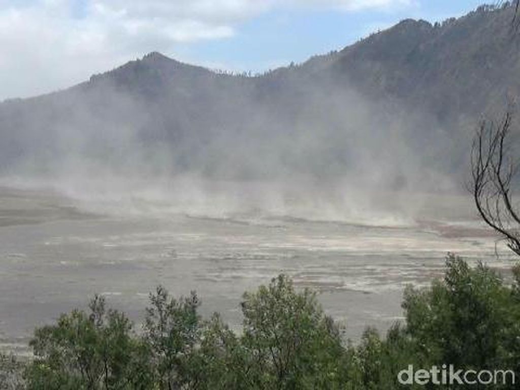 Video: Penampakan Badai Pasir yang Terjang Bromo Video: Penampakan Badai Pasir yang Terjang Bromo