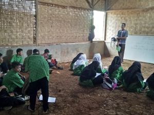 Foto: Siswa MTs di Banten Ini Belajar dengan Duduk di Tanah Foto: Siswa MTs di Banten Ini Belajar dengan Duduk di Tanah