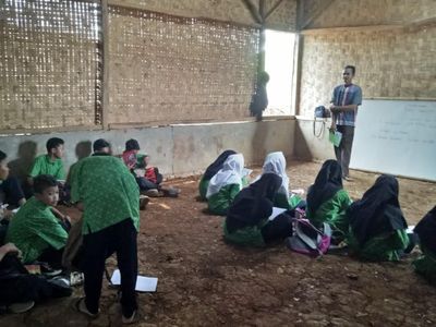 Foto: Siswa MTs di Banten Ini Belajar dengan Duduk di Tanah