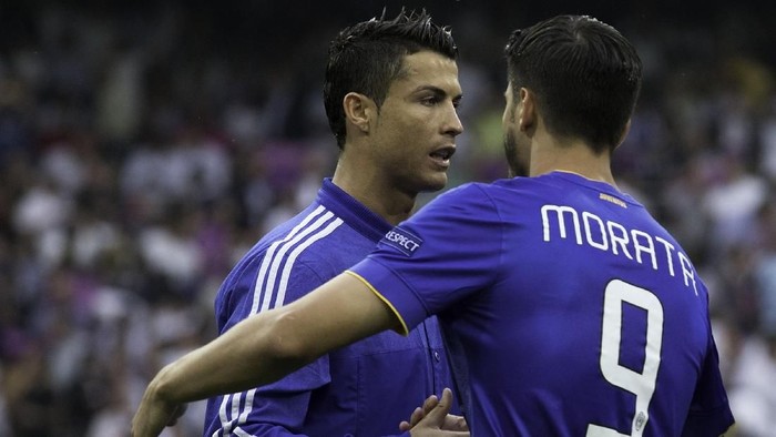 MADRID, SPAIN - MAY 13: Cristiano Ronaldo (L) of Real Madrid CF shakes hands with Alvaro Morata (R) of Juventus prior to start the UEFA Champions League semi-final second leg match between Real Madrid CF and Juventus at Estadio Santiago Bernabeu on May 13, 2015 in Madrid, Spain.  (Photo by Gonzalo Arroyo Moreno/Getty Images)