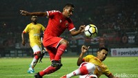 Pemain Selangor FA berusaha menghentikan serangan Persija.