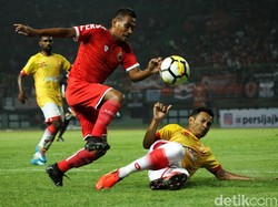 Pemain Selangor FA berusaha menghentikan serangan Persija.